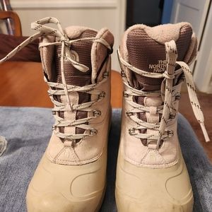 North face womens snow boots. SIZE 9